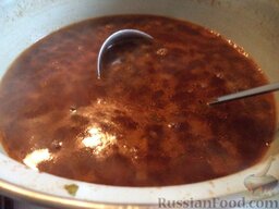 Суп из чечевицы с сушеными грибами: Помыть и мелко нарезать зелень. Выложить в кастрюлю. Снять с огня.