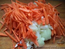 Суп из чечевицы с сушеными грибами: Лук и морковь очистить, помыть. Нарезать соломкой.