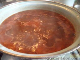 Суп из чечевицы с сушеными грибами: Добавить в кастрюлю зажарку. Посолить. Варить суп с чечевицей и сушеными грибами 5-7 минут.