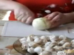 Пельмени, запеченные в духовке: Лук очистить, нарезать. Обжарить лук до золотистого цвета на разогретой сковороде с маслом.