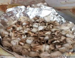 Пельмени, запеченные в духовке: Равномерно разложить грибы.