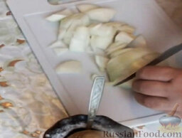 Нежные печеночные котлеты: Как приготовить печеночные котлеты:    Лук очистить и разрезать на кусочки.