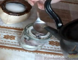 Маринованная селедка: Влить уксус. Добавить масло и кипяченую воду.