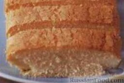 Хлебный пудинг с миндальным печеньем и изюмом: Хлеб, нарезанный ломтиками.