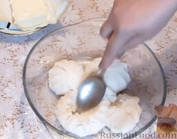 Кексы-пирожные "Елочка новогодняя": Чтобы приготовить крем, нужно зефир на 20-30 секунд поставить в микроволновку. Перемять зефир.
