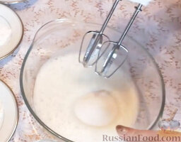Кексы-пирожные "Елочка новогодняя": Постепенно добавляя сахар, взбить белки с сахаром.
