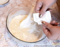 Кексы-пирожные "Елочка новогодняя": Добавить разрыхлитель и снова перемешать. Если тесто слишком жидкое, добавить еще столовую ложку муки.