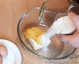 Пряничный домик: Как сделать пряничный домик своими руками:    Маргарин и мед смешать в миске.  Всыпать сахар.