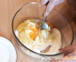 Пряничный домик: Вбить яйца. Прогреть смесь на водяной бане (аккуратно, чтобы яйца не свернулись) и размешать.