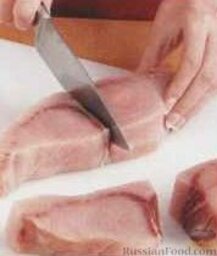 Жареная рыба-меч с пряным соусом: 3. Каждый стейк разрезать пополам. Смазать рыбу со всех сторон оливковым маслом, посыпать солью и перцем.