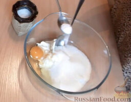 Торт "Новогодняя елочка": Вбить яйцо. Всыпать манку. Посолить.