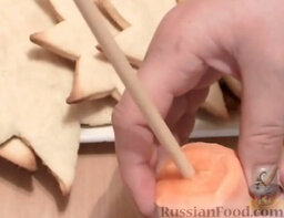 Торт "Новогодняя елочка": Из морковки вырезать 