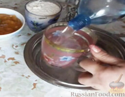 Блины без яиц на газированной воде: Как приготовить блины без яиц на газированной воде:    В миску влить газированную воду.