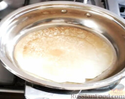 "Розы" из тонких блинов с семгой: Разогреть сковороду. Наливать тесто на сковороду (количество теста зависит от диаметра сковороды, примерно 0,5-0,75 половника) и жарить блины с двух сторон до румяности. Блины жарить на сухой сковороде.