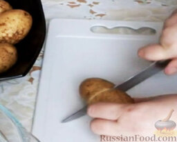 "Грибочки" из картофеля: Картофель тщательно вымыть щеткой, не очищая. Разрезать картофелину пополам.