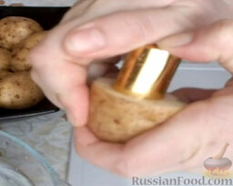 "Грибочки" из картофеля: Цилиндрическую формочку (любой предмет, подходящий по форме и размеру, например колпачок и т.п.) продавить внутрь по центру среза картофеля. Вынуть.