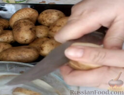 "Грибочки" из картофеля: Немного отступив от края картофеля, ножом аккуратно прорезать картофель по кругу, до серединки, прорезанной формочкой.