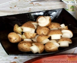"Грибочки" из картофеля: В результате половинка картофеля будет разделена на две части - колечко и грибочек.