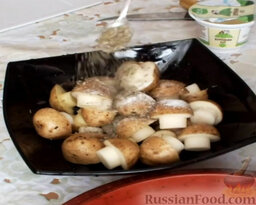 "Грибочки" из картофеля: Картофельные грибочки посолить, приправить травами.