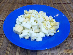 Праздничный салат с тунцом: Как приготовить салат с тунцом:    Яйца очистите от скорлупы и порежьте кубиками, как на салат «Оливье». Все последующие ингредиенты режьте кубиками такого же размера.