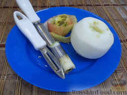 Праздничный салат с тунцом: Специальными ножами очистите яблоко и удалите сердцевину.