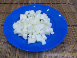 Праздничный салат с тунцом: Плавленый сыр также порежьте, соблюдая пропорции предыдущих компонентов.