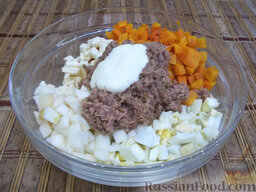 Праздничный салат с тунцом: Сложите все ингредиенты в глубокую тарелку. Добавьте тунца, которого помните вилкой. Приправьте солью и добавьте майонез.