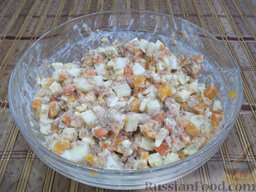 Праздничный салат с тунцом: Вымешайте хорошо салат, выложите его красиво на блюдо и подавайте салат с тунцом к столу.