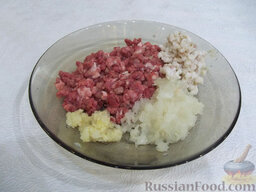 Кавказские котлеты: Как приготовить кавказские котлеты:    Мясо, сало, лук и чеснок перекрутите на мясорубке, установив насадку с крупными отверстиями.