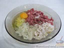 Кавказские котлеты: Добавьте в фарш яйцо, приправьте солью, перцем и специями.