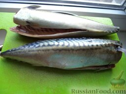 Скумбрия домашняя малосольная: Скумбрию разморозить. Отрезать у рыбы голову, разрезать брюшко, выпотрошить, промыть рыбу.