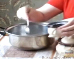 Сельдь малосольная: В кастрюлю влить воду, добавить соль.