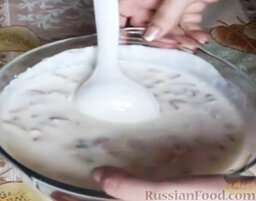 Десерт "Битое стекло": Полностью растворившийся желатин тоненькой струйкой, непрерывно перемешивая, влить в сметану.