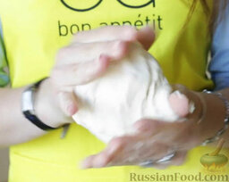 Плацинды с творогом и зеленью: Размять тесто руками.