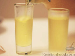 Лимончелло: Охлажденный лимончелло лучше всего подавать после еды. Рюмки для ликера лимончелло предварительно охлаждают в морозильной камере.