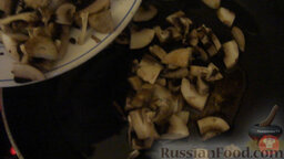 Салат "Белочка": Обжариваем порезанные грибы.