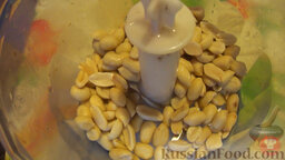 Салат "Белочка": Измельчаем арахис на блендере.