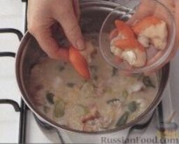 Рисовый суп с морепродуктами: 8. Выложить рыбу и мясо гребешков в кастрюлю с супом, готовить рисовый суп с морепродуктами около 4 минут, а затем ввести икру гребешков, петрушку и кайенский перец, готовить пару минут. Потом ввести сливки (по желанию). Посолить и поперчить суп по вкусу.  Рисовый суп с морепродуктами готов, можно подавать.