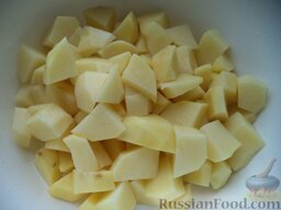 Простой суп из скумбрии: Вскипятить 2,5 л воды.   Картофель очистить, помыть и нарезать кусочками.