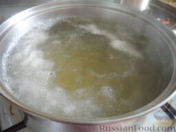 Простой суп из скумбрии: В кипяток опустить картофель, варить на среднем огне 15 минут.