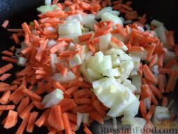 Простой суп из скумбрии: Очистить и помыть лук и морковь. Порезать соломкой.