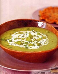 Суп из садовых бобов с жареным картофелем и мясом: 10. Подавать суп в порционных тарелках, со сливками. К супу подать жареный картофель и мясо с луком.