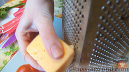 Крабовые "пенёчки": Натираем сыр на мелкой терке, крабовые палочки - на крупной терке. Измельчаем зелень.