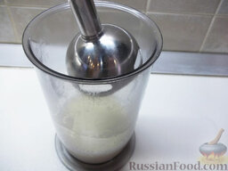 Кофе латте: Теперь молоко хорошо взбейте блендером. Взбивать надо около 3 минут, чтоб на его поверхности образовалась густая и насыщенная пена.