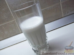 Кофе латте: Перелейте молоко в бокал. Если присмотреться на фото, то видна граница между молоком и пенкой.