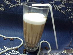 Кофе латте: Теперь аккуратно тонкой струйкой влейте в бокал кофе, чтобы молочная пенка осталась вверху бокала, а кофе опустился вниз.  Кофе латте можно подавать.