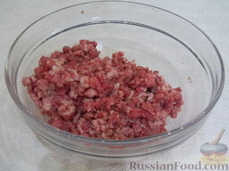 Кебаб в духовке: Мясо помойте и перекрутите на мясорубке. Или можете мясо мелко порезать кубиками.