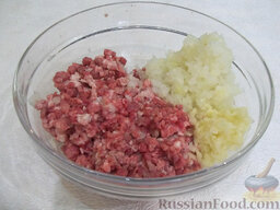 Кебаб в духовке: Репчатый лук и чеснок очистите и также перекрутите. Если вы решили мясо резать, то и лук с чесноком тогда порежьте.