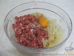 Кебаб в духовке: Добавьте в фарш сырое яйцо и приправьте солью со специями.