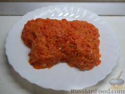 Новогодний салат "Мимоза": Выложите морковь следующим слоем.